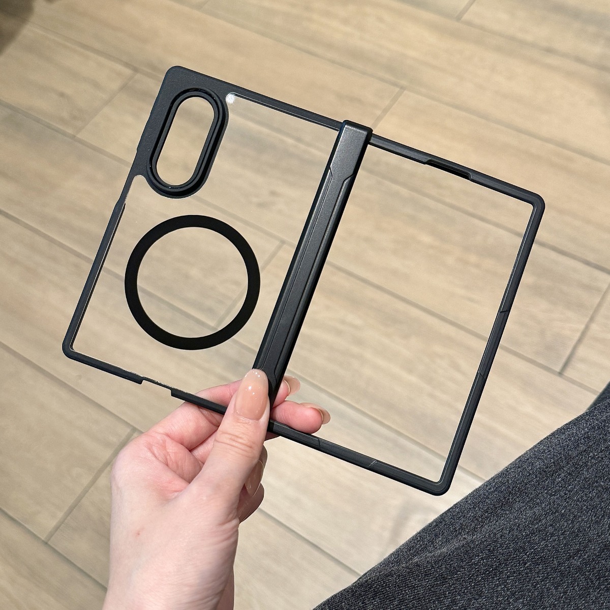 غطاء هاتف صلب شفاف غير لامع لس - مراجعة Clear Magsafe Case وسعره