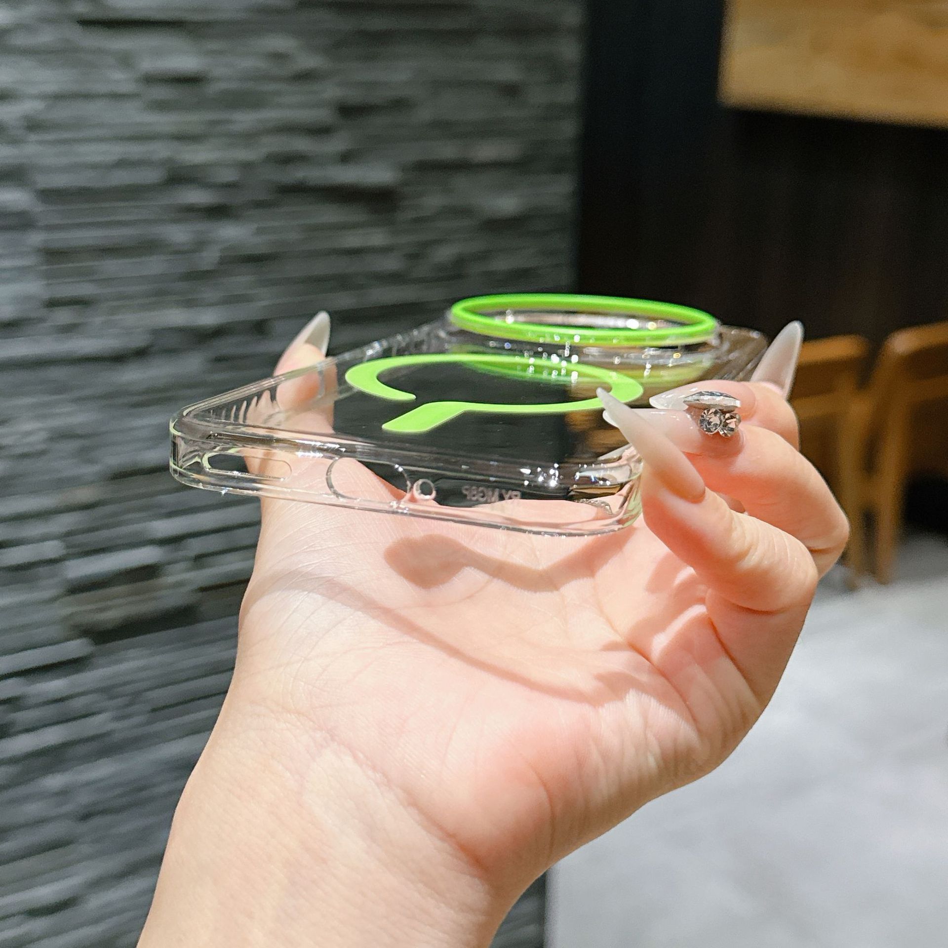 حافظة هاتف شفافة فاخرة عالية ا - مراجعة Clear Magsafe Case وسعره